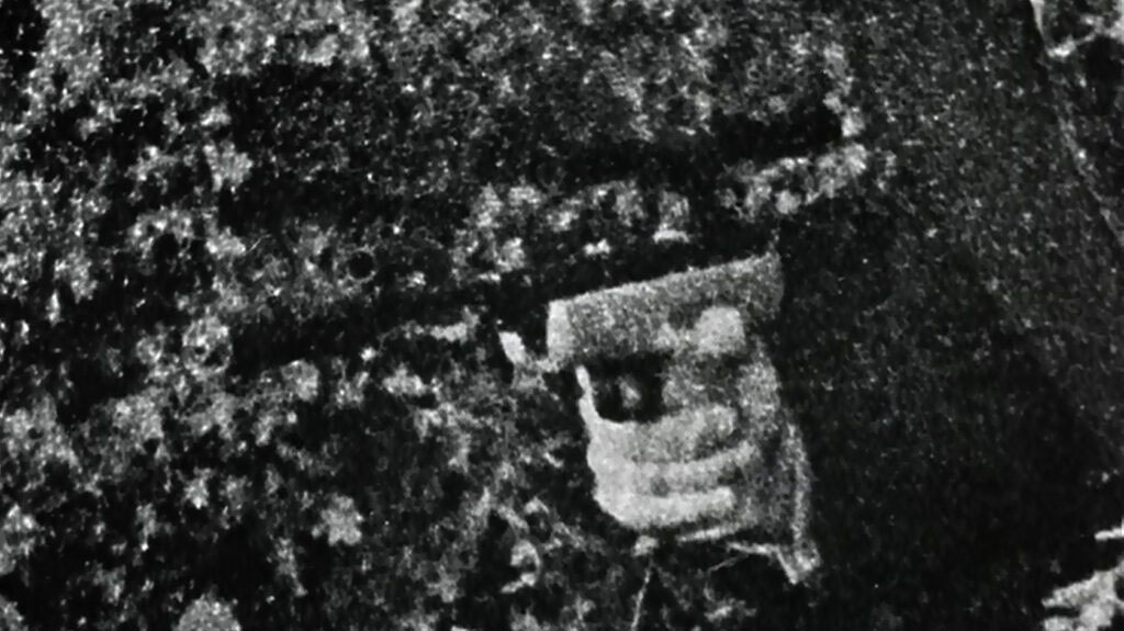 A hand pointing a gun - Blow Up